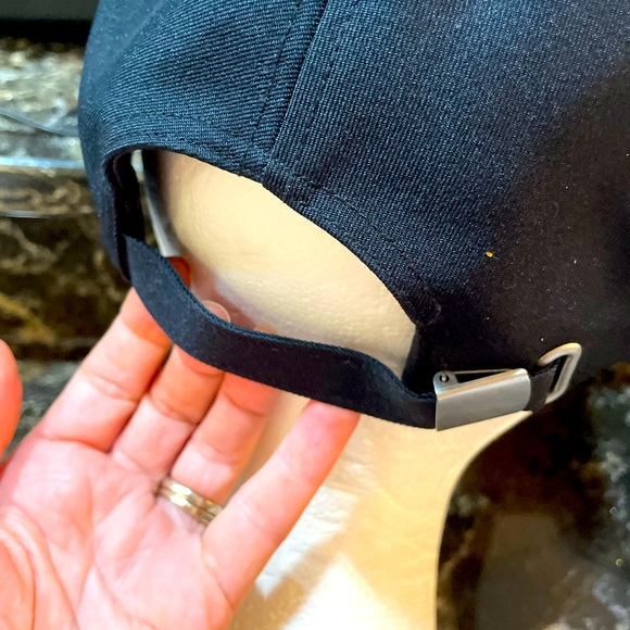 Under Armour Woman’s deep dark black adjustable cap sleek, rich sexy attractive - Picture 3 of 12